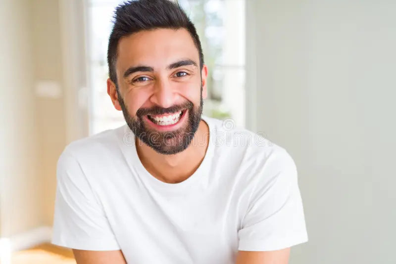 files/bonita-sonrisa-del-hombre-alegre-con-una-gran-en-el-rostro-que-muestra-los-dientes-positivos-y-la-expresion-feliz-212902822.webp